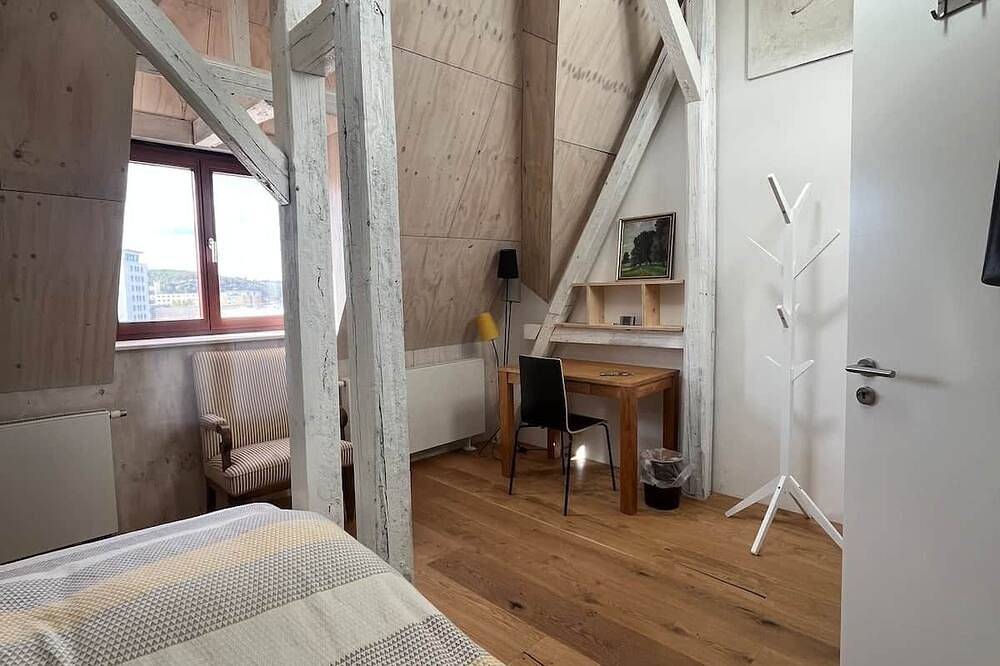 Ganze Wohnung, Wohnen auf 130 qm über den Dächern mitten in Gera in Gera, Ostthüringen