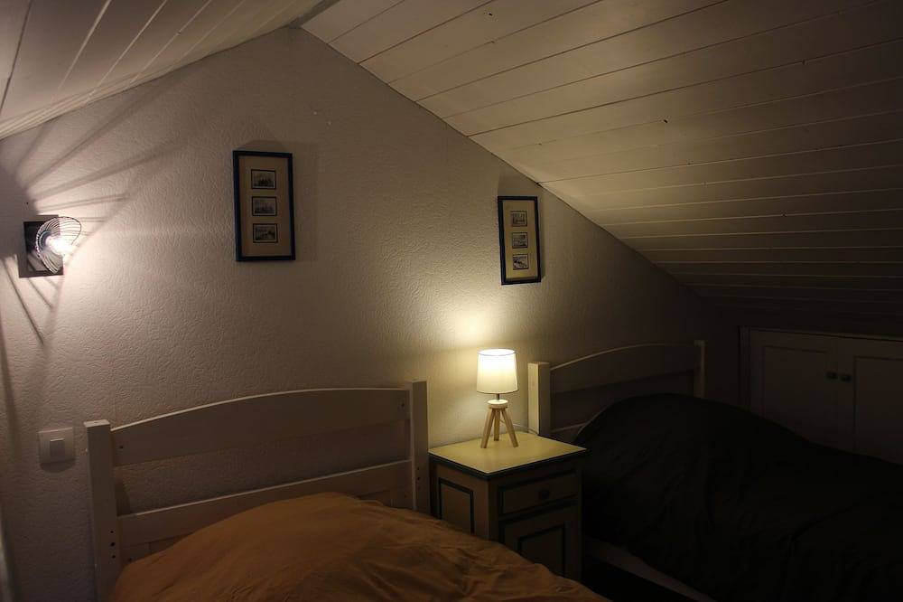 Family home with enclosed garden in a forest 900 m from the beach in Le Rocher, Longeville-sur-Mer