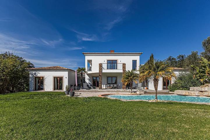 Location de vacances pour 8 personnes, avec Balcon et Jardin dans Marmelete