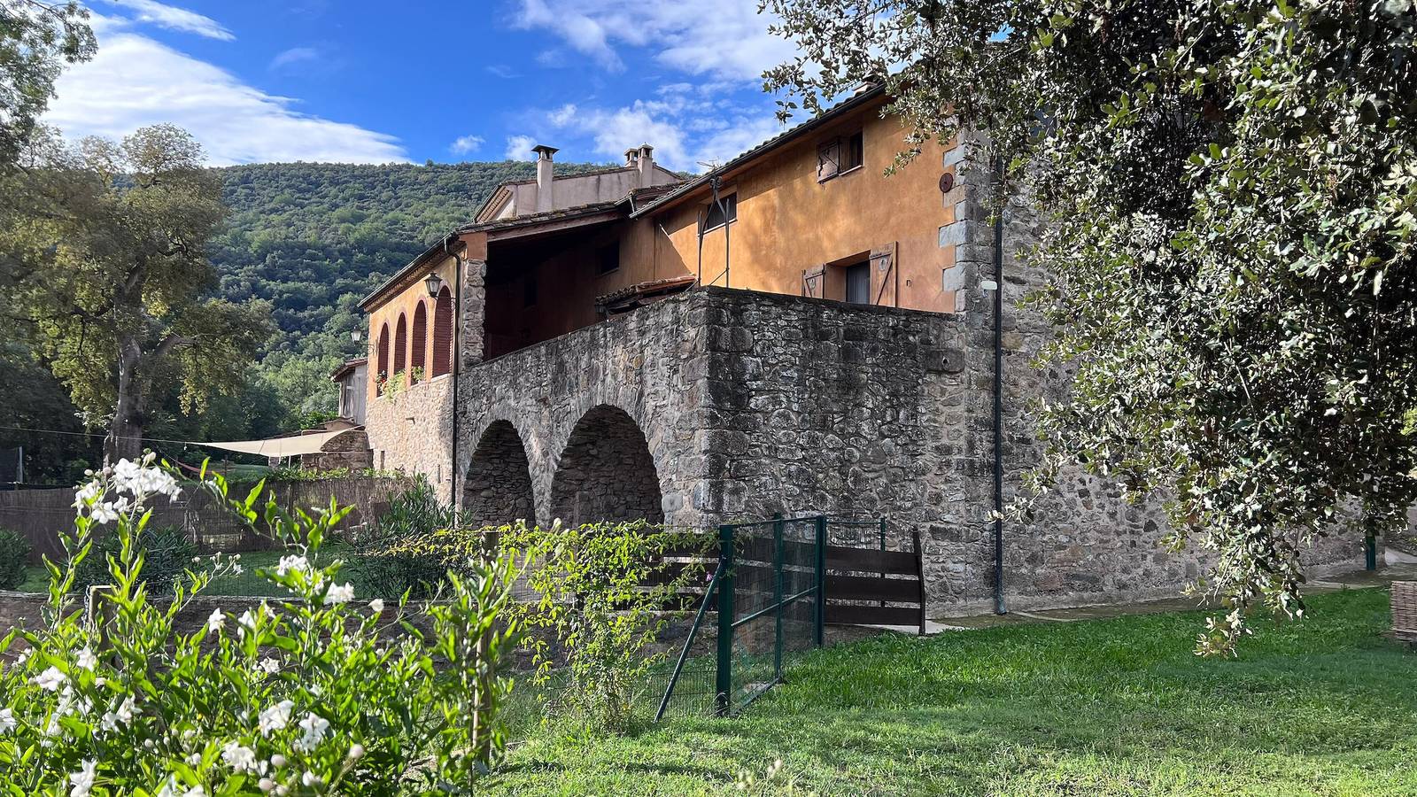 Ferienhaus 'Can Blanc - 11 Personen' mit Bergblick, Gemeinschaftspool und Wlan in Montagut i Oix, Garrotxa
