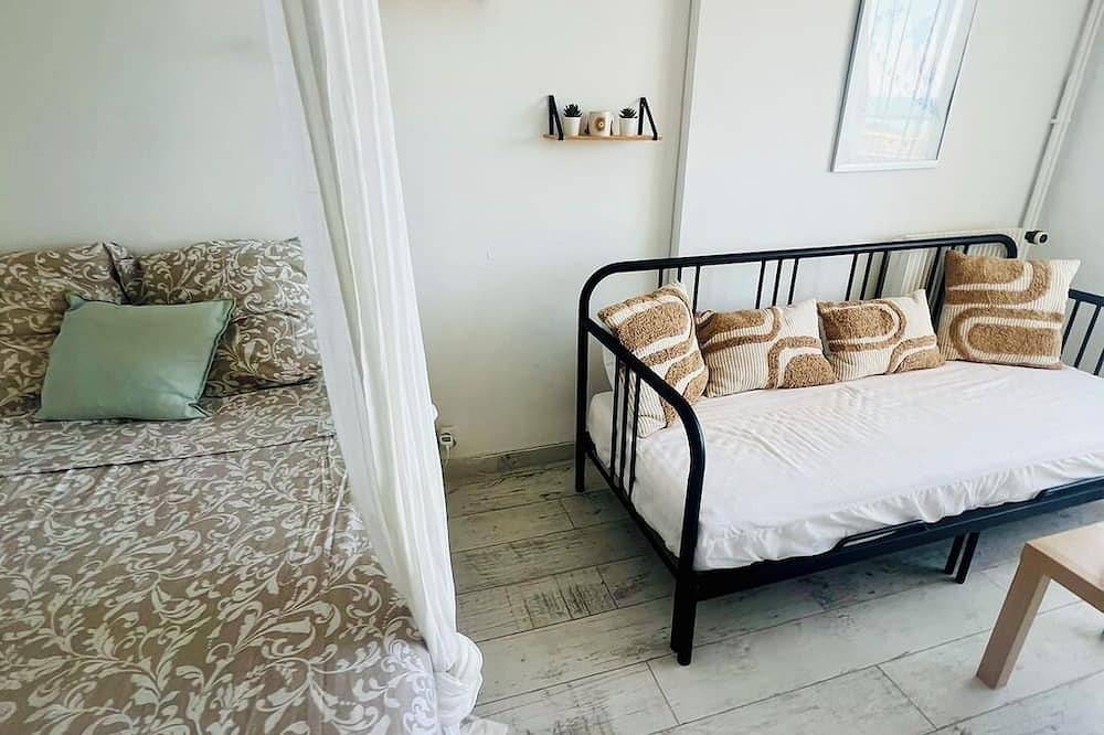 Ganze Wohnung, Studio apartment with a view of the sea, a 2-minute walk from the beach and the harbor. in Carnon-Plage, Mauguio