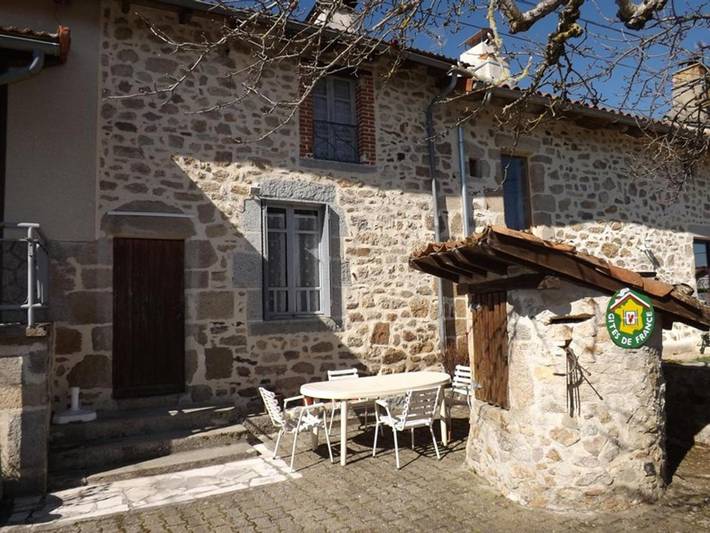 Maison de vacances pour 4 personnes, avec Terrasse et Jardin à Glénat (homonymie)