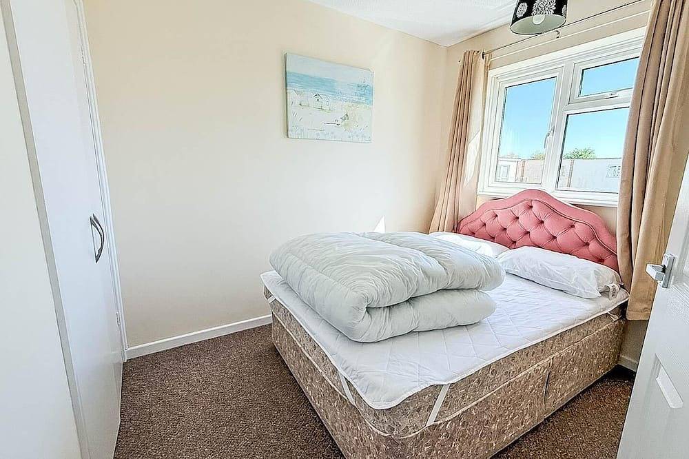 8 berth chalet to hire at Bermuda Holiday Park nearby Hemsby beach in Hemsby, Great Yarmouth