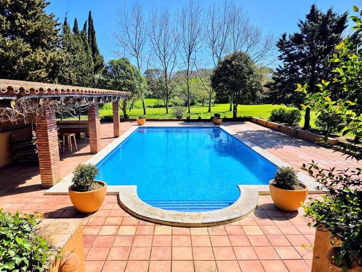 Casa rural para 12 personas, con piscina además de vistas y jardín en Cruilles