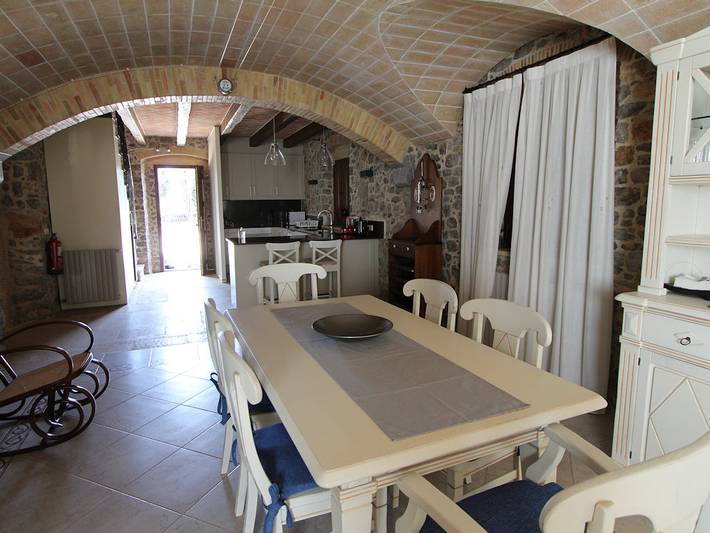 Gîte pour 6 personnes, avec jardin ainsi que terrasse et piscine, animaux acceptés à Bellcaire d'Empordà - 2
