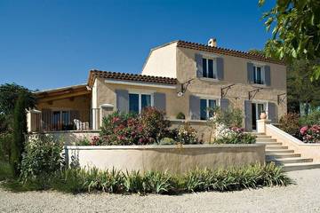 Location de vacances pour 8 personnes, avec terrasse et jardin à Crillon-le-Brave