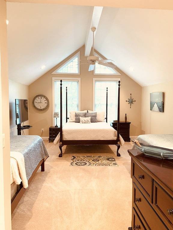 Magnificent Mnt Home Retreat! Convenient, 4 bedrooms, media rm, pool table in Hendersonville, Henderson County (NC)