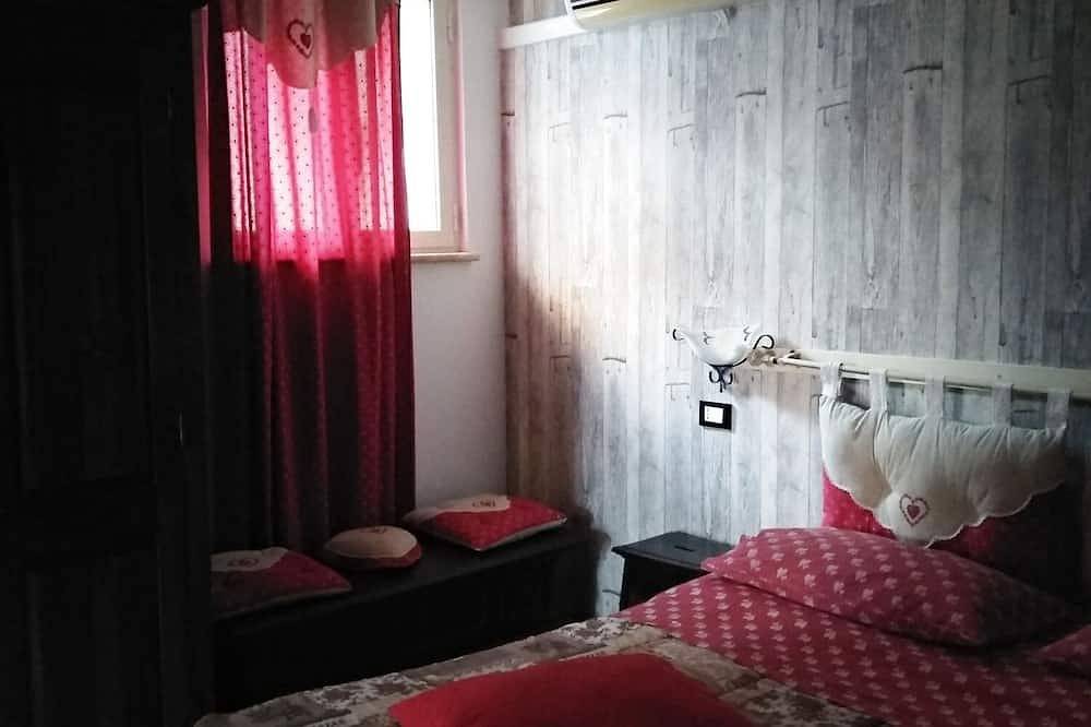 Bonito apartamento de un dormitorio con cocina americana y baño, cinco camas. in Fiumicino, Provincia de Roma