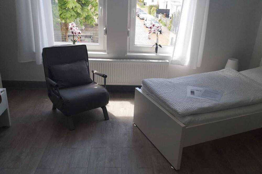 Sanierte Stadtvilla fußläufig vom Holstentor entfernt mit 6 Zimmern auf 2 Etagen in Lübeck (Stadt), Lübeck