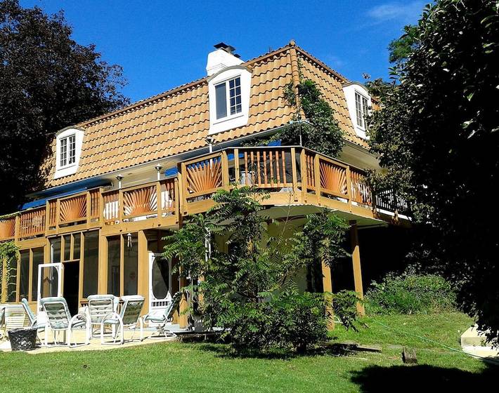 Vacation rental for 14 people, with hot tub and yard in Fairfax County