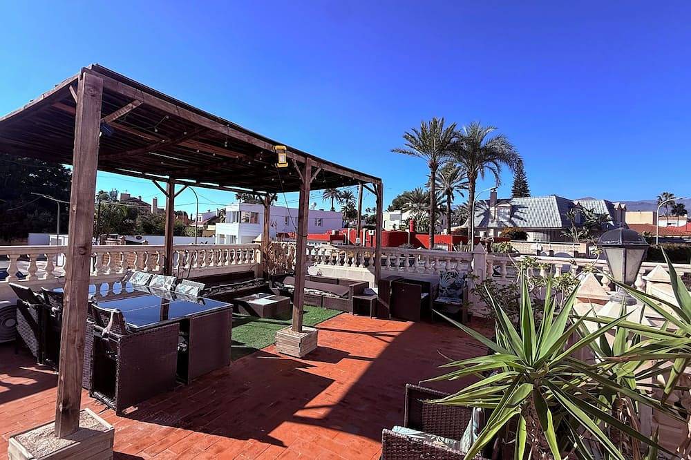 Large Beach House For 10 - Terrace - Air Conditioning- Wifi and steps from everything in Roquetas de Mar, Costa de Almería