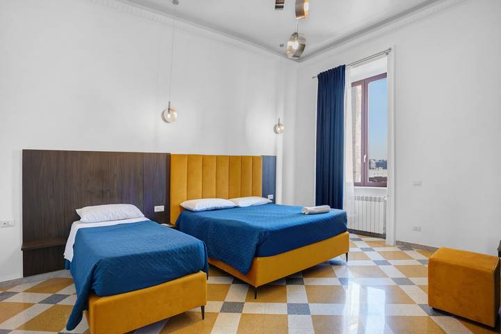 Bed and Breakfast 'Garibaldi Station Rooms - Suite 4Pp' with Wi-Fi and Air Conditioning in Naples, Naples Province