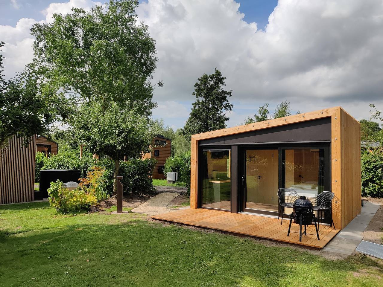 Hut in de natuur bij wandelpaden in Nationaal Park Weerribben-Wieden