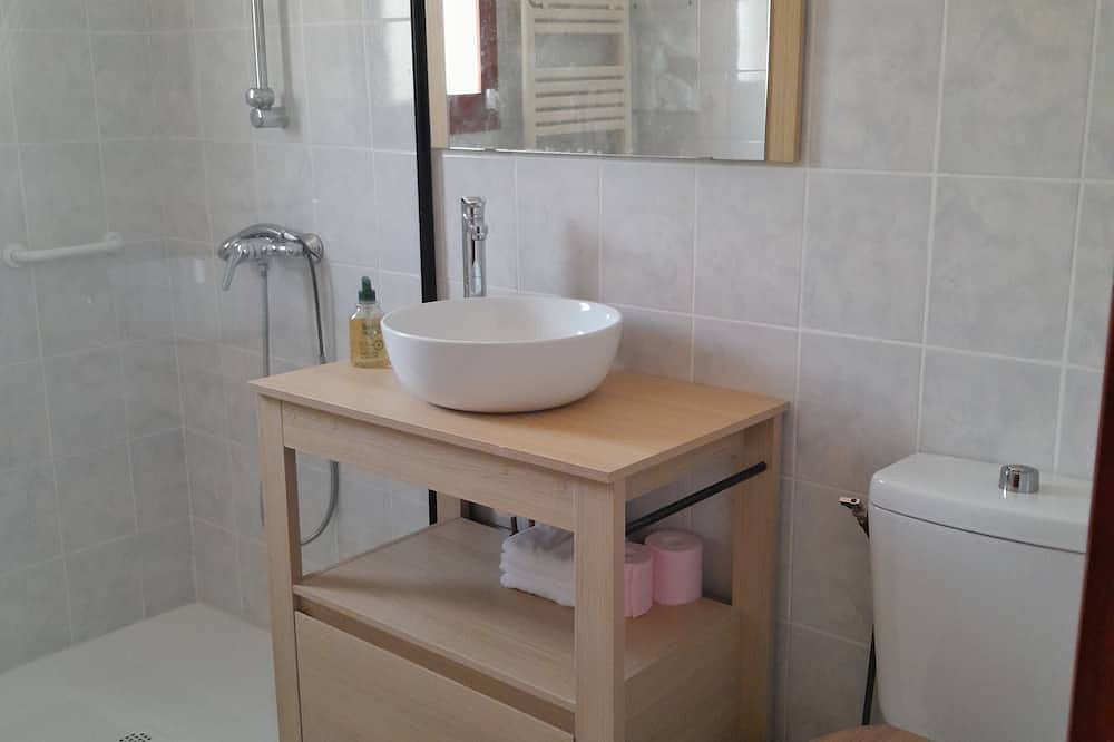 Very pleasant little house. Fenced. Pets allowed in Saint-Geniès-de-Comolas, Nimes region