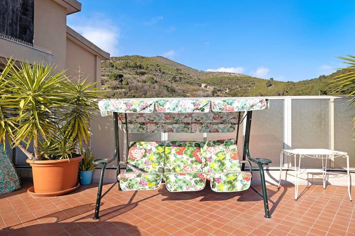 Appartamento intero, Appartamento attico "Cielo E Mare" con vista mare, terrazza privata e aria condizionata. in Spotorno, Riviera di Ponente