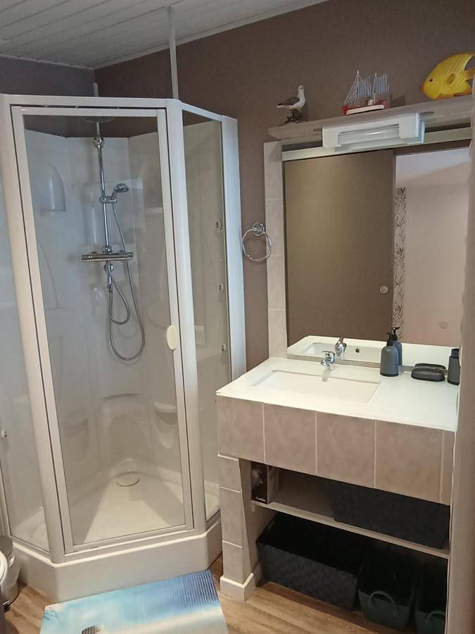 Location de vacances pour 2 personnes, avec Terrasse ainsi que Jardin et Piscine à Chervettes