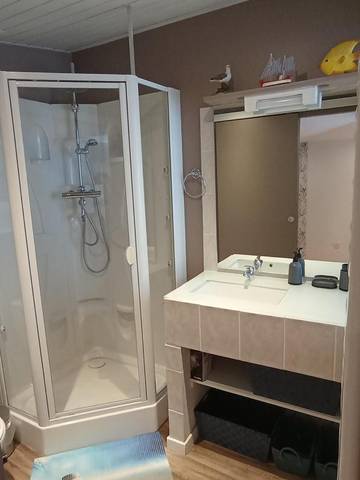 Location de vacances pour 2 personnes, avec piscine ainsi que terrasse et jardin, adapté aux familles dans La Devise