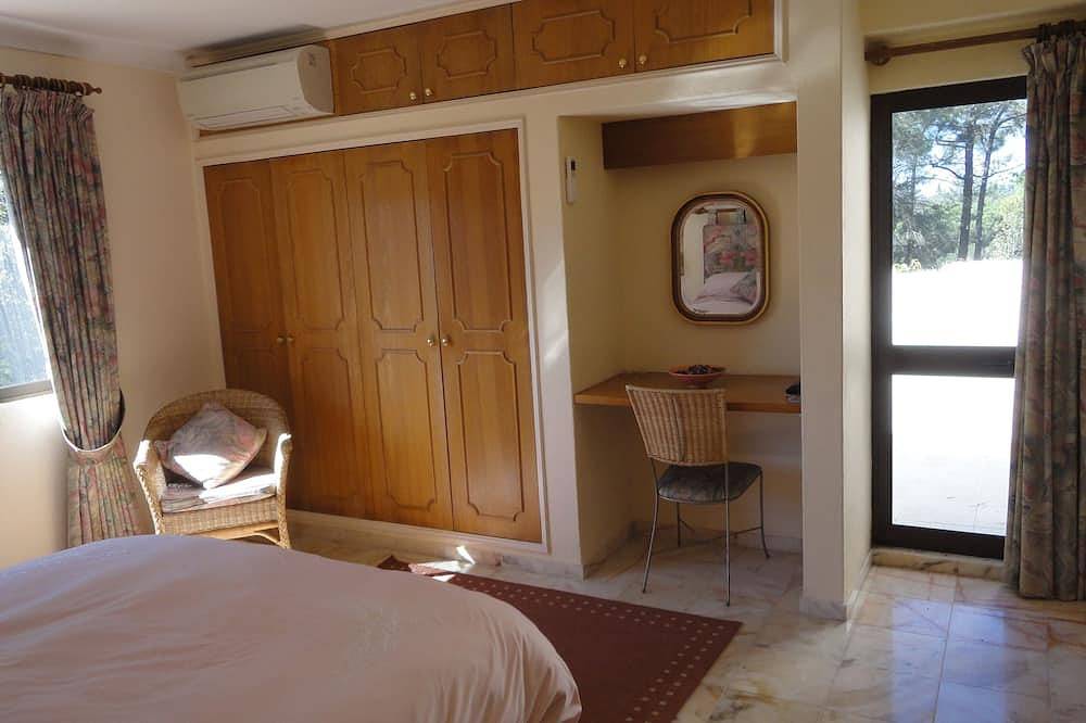 Lovely Villa, Inspiring Views, private,peaceful,Quinta do Lago,Beach and Lake. in Quinta do Lago, Almancil