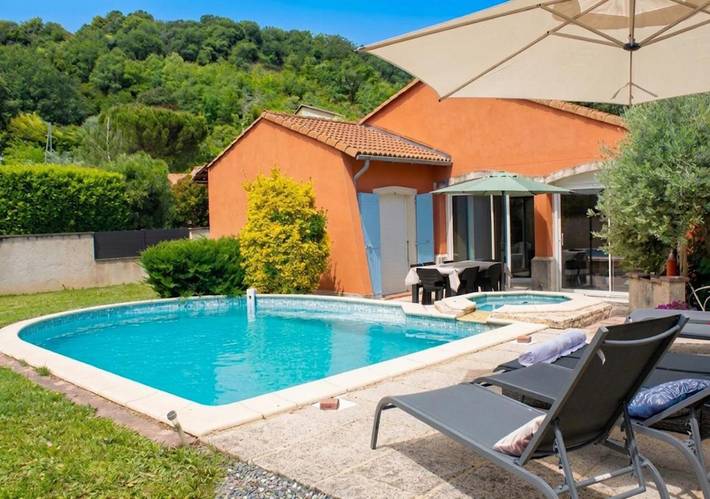 Villa pour 8 personnes, avec jardin ainsi que piscine et jacuzzi