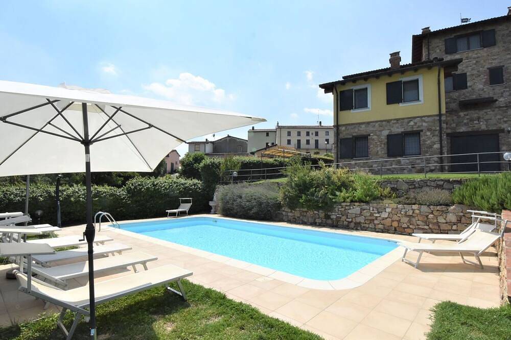 Schönes alleinstehendes Ferienhaus für 8 Gäste mit Pool, W-Lan, Tv, Terrasse und Panoramablick in Castana, Oltrepò Pavese