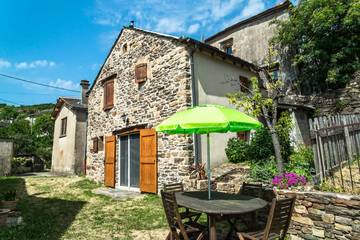 Gîte pour 4 personnes, avec terrasse dans Florac-Trois-Rivières