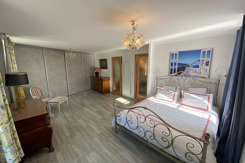 House on the banks of the Loire with exceptional view of the Château de Sully in Saint-Père-sur-Loire, Valle del Loira