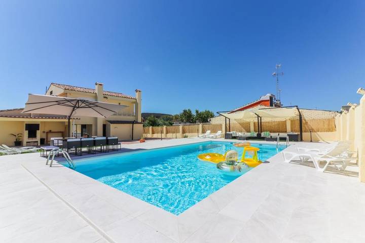 Gîte pour 12 personnes, avec jardin ainsi que vue et piscine, animaux acceptés à El Viso de San Juan