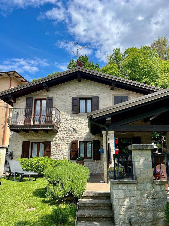 Casa vacanza per 5 persone, con Balcone e Terrazza nonché Giardino e Panorama a Pavullo nel Frignano