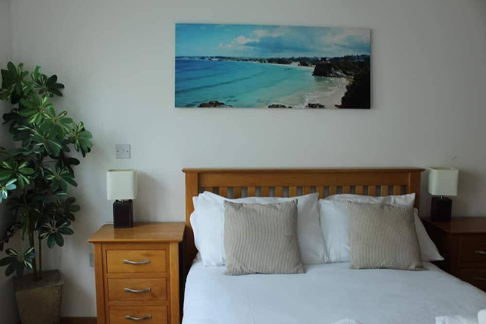 Fantastic Location!  2 min walk to \"Best Uk Beach\" Sunday Times.  Dog friendly in Porth, Newquay