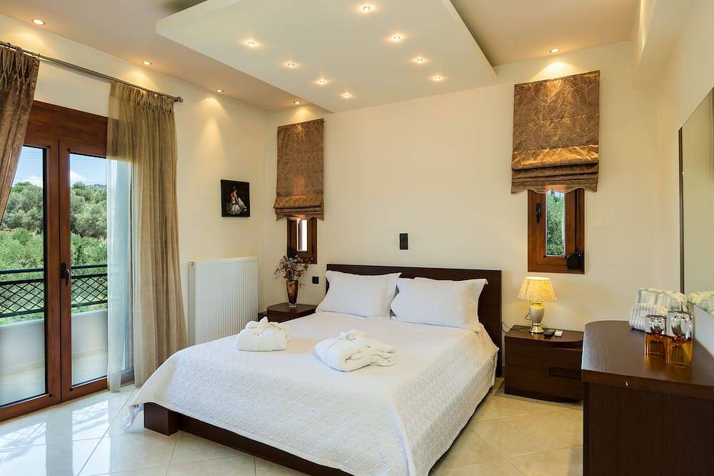 Villa Dimtrios, le luxe! Avec jacuzzi, piscine privée, gymnase, ping-pong et aire de jeux! in Région de Réthymnon