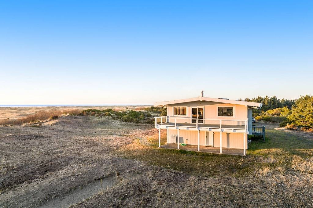 Private ocean view escape with large deck, Wifi, & wood-burning fireplace in Copalis Beach, Grays Harbor County