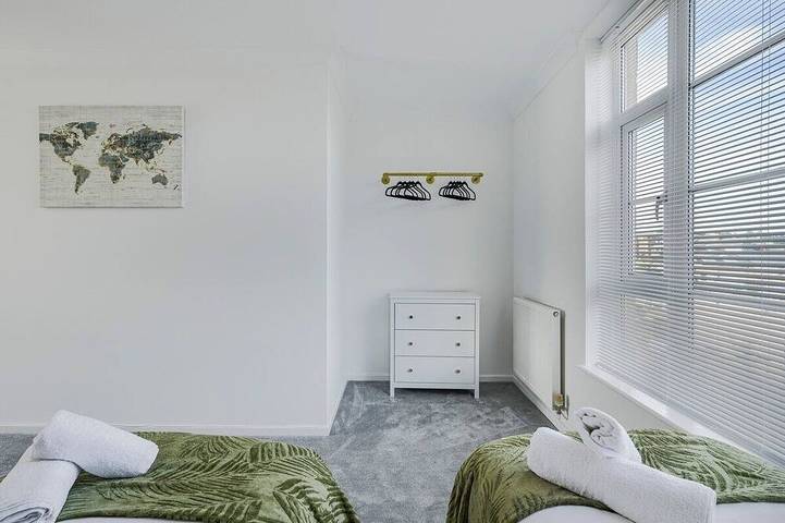 3 Bed Townhouse | Secure Parking | Sleeps 9 in Ipswich, Suffolk