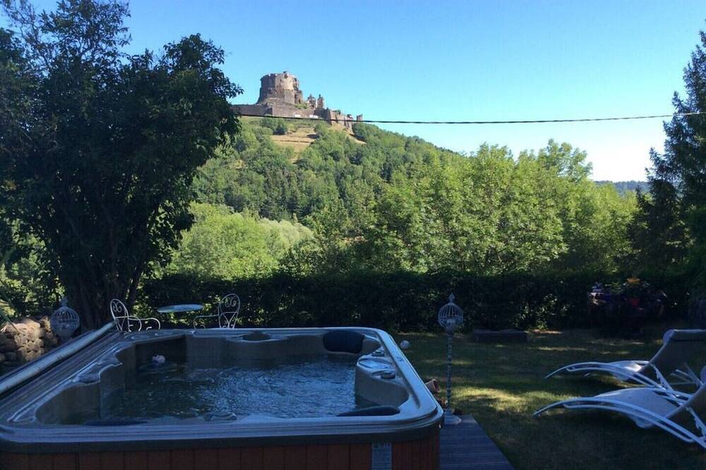 La Chambre Du Templier in Murol, Parc naturel régional des Volcans d'Auvergne