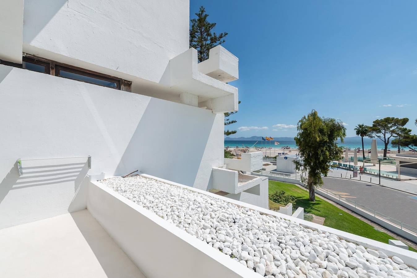 Ganze Ferienwohnung, Sa Nacra - Modernes Apartment mit fantastischem Meerblick, nur 50 m vom Strand entfernt. Ideal für Paare. Wifi gratis in Playa de Alcúdia, Alcúdia