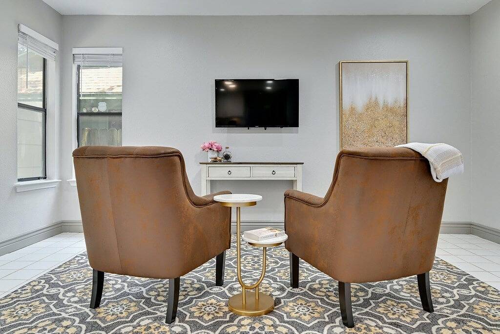 `Lady Luxe` Amazing Yard! Pet Friendly! in Austin, Travis County