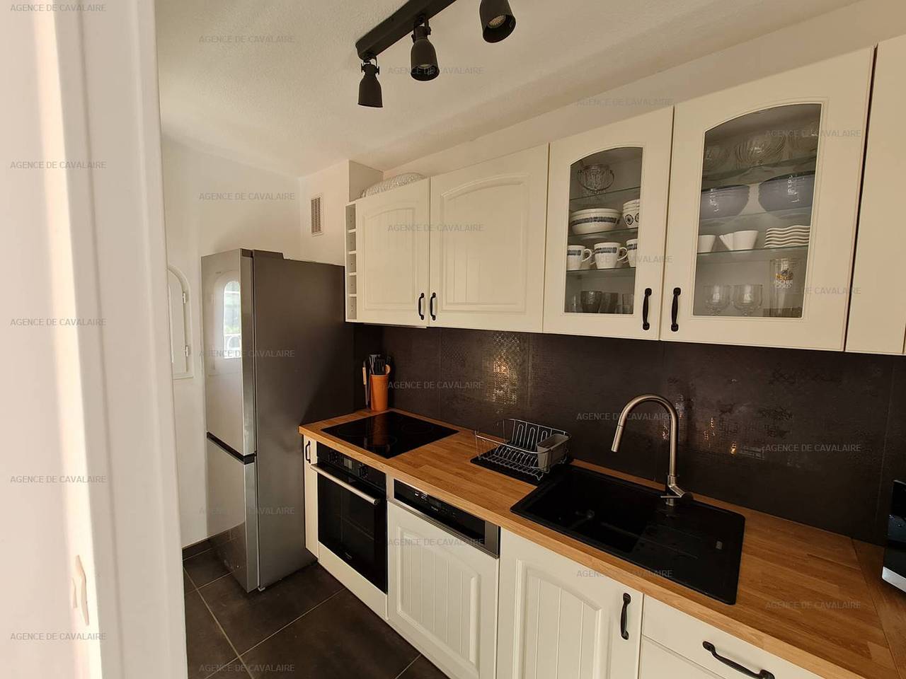 Entire apartment, Renovated 2Br Apartment in Cavalaire: Walk to Beach & Shops, A/C, Terrace with View in Cavalaire-sur-Mer, Draguignan region