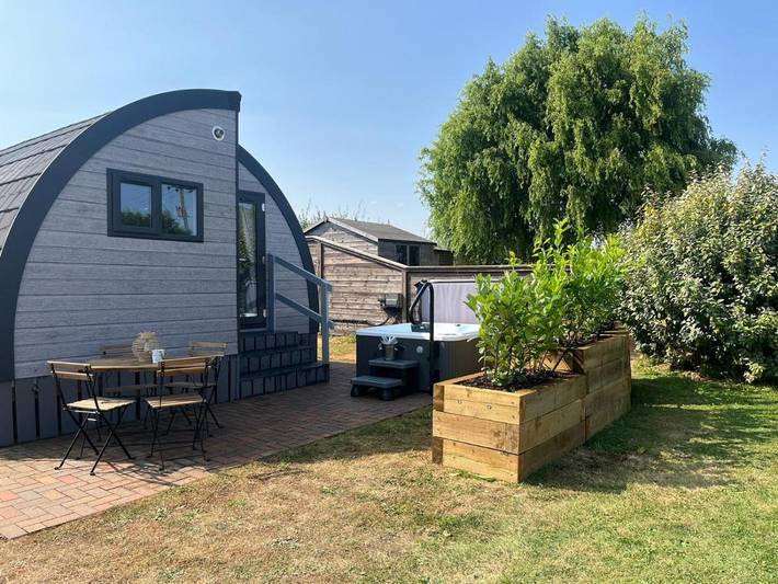 Glamping for 4 people, with Hot tub and View in Cambridgeshire