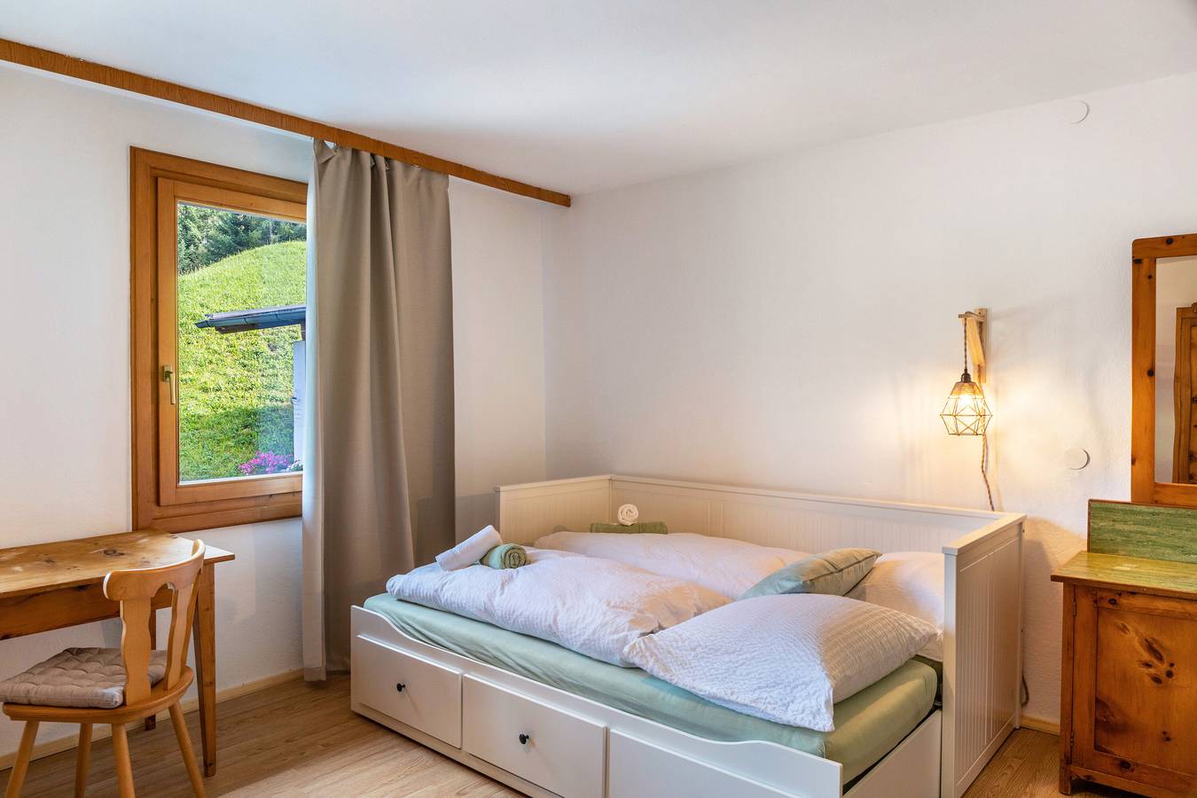 Zimmer '5' mit Bergblick, gemeinsamer Terrasse und Wlan in Hainzenberg, Zillertaler Alpen