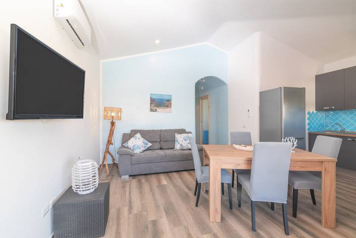 Ferienhaus 'Mavi Primo Piano' mit privater Terrasse, Wlan und Klimaanlage in Palau (dorf), Palau (Sardinien)