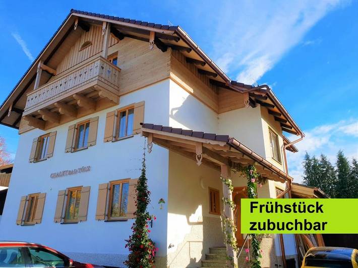 Ferienwohnung für 4 Personen, mit Balkon und Terrasse sowie Garten und Pool