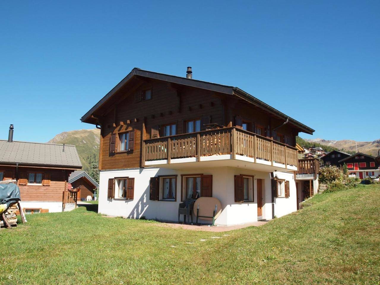 Ganze Wohnung, Apartment with Mountain View in Rosswald, Brig