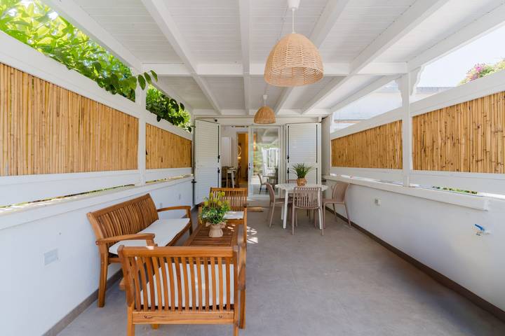 Casa de vacaciones 'Villetta Bianca' con terraza privada y aire acondicionado in Ugento, Golfo de Tarento
