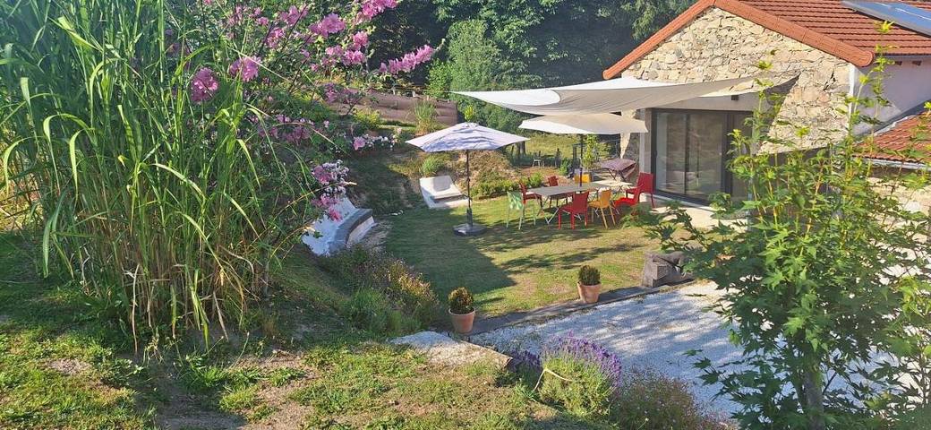 Location de vacances pour 9 personnes, avec Terrasse ainsi que Jardin et Vue à Thizy-les-Bourgs