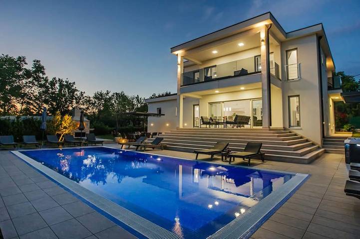 Villa für 12 Personen, mit Pool und Whirlpool sowie Terrasse und Garten - 1