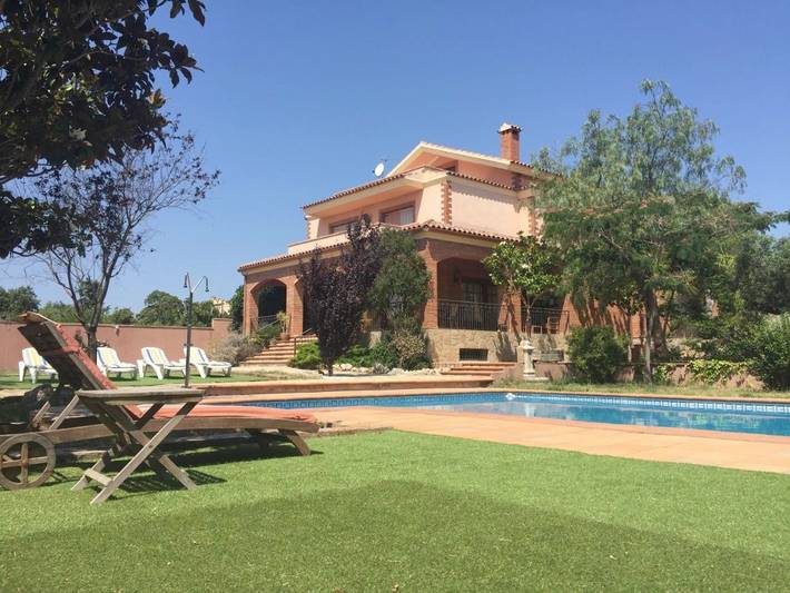 Casa rural para 15 personas, con jardín y jacuzzi además de terraza y piscina en Botarell