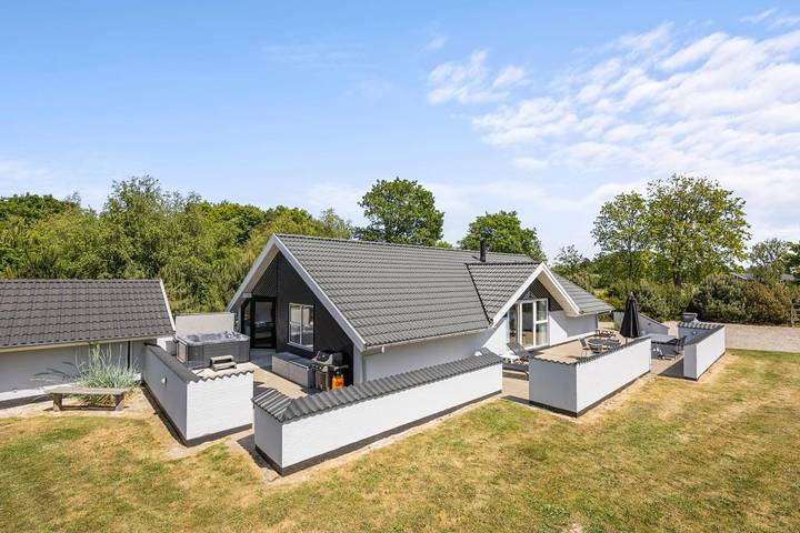 Ferienhaus für 8 Personen, mit Balkon/Terrasse und Whirlpool sowie Terrasse und Garten in Henne Strand
