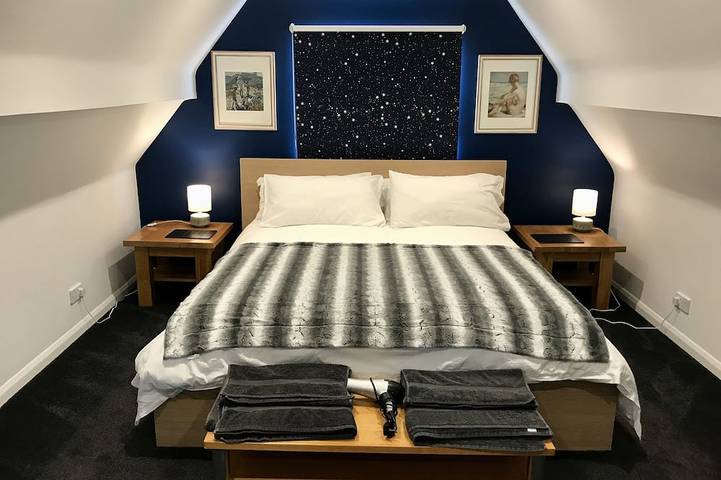 Inclusive, child-friendly, dogs welcome, garden area, near pubs/river/golf in Cookham, Berkshire