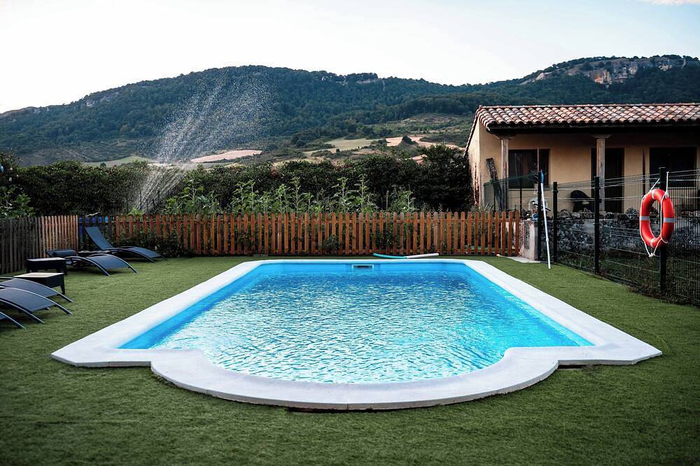 Large house with swimming pool and barbecue in the mountains, dogs allowed. in Harana, Cordillera Cantábrica