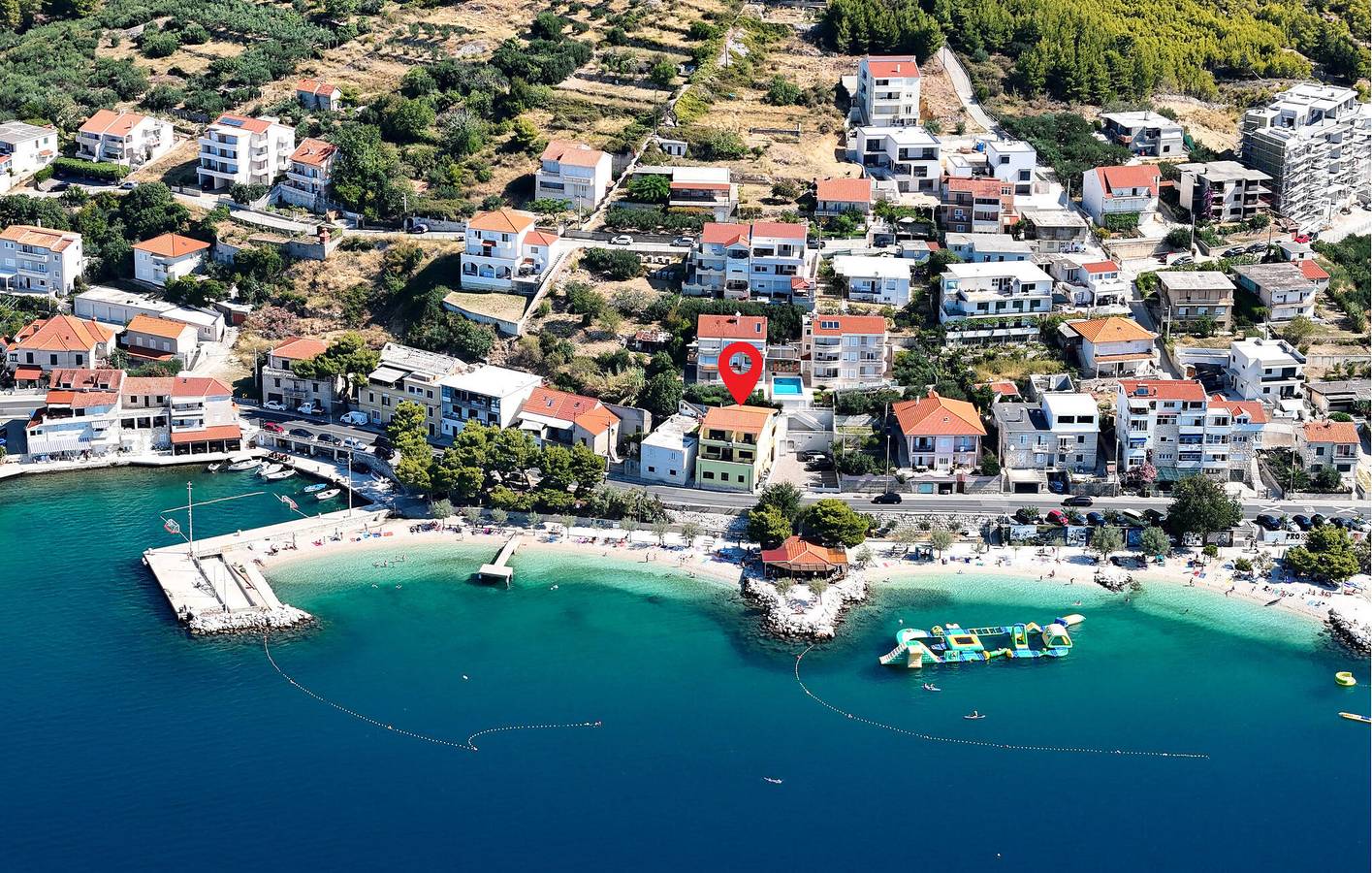 Geheel vakantieappartement, Seaside Retreat: Gezellig appartement met 2 slaapkamers, terras en wifi, op 1000 meter van het strand in Dugi Rat, Split-Dalmatië