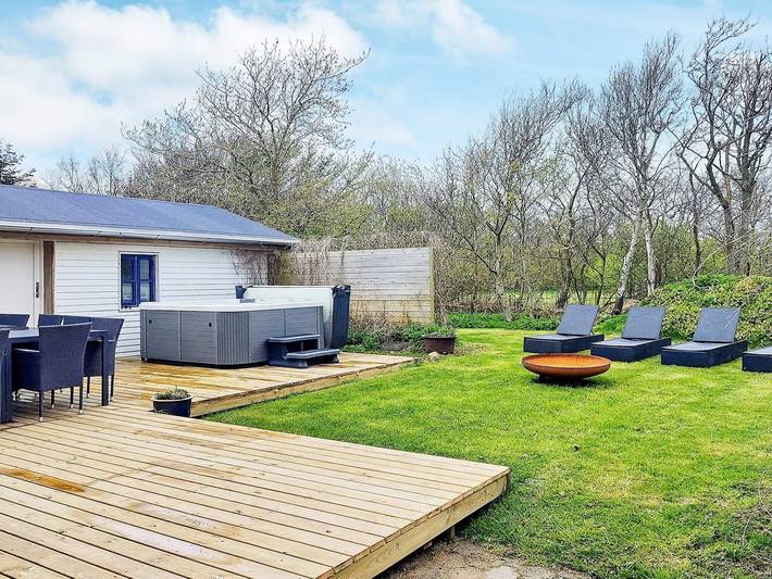 Ferienhaus für 12 Personen, mit Balkon und Whirlpool, kinderfreundlich in Agger